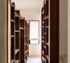 储藏室和起居室以书柜取代墙面为隔间，利用化柜为墙的设计，创造出具人文感的书墙端景。
