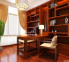 书房整个空间选用的都是实木家具，每一个点都体现了业主对文化的追求。