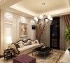 客厅设计：
整洁的空间色调明亮而清新，紫色的坐踏雅致而贵气，柔软舒适的材质中流淌着家的温暖。
