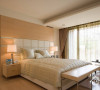 主卧室以接受度高的浅色木作，建构一个解压、舒适的私人场域。