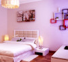 时尚的木地板，舒适的大床，配上颜色稳重的壁纸，整个空间会给人一种温馨沉稳的睡眠空间。