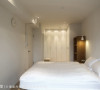 莹白简约的卧房规划，透过光影折射缀点设计层次。
