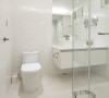 光滑亮面砖搭配粗质的皮革纹砖，以低敛姿态变化简白卫浴的质感层次。