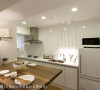 利用柜体深度规划的餐桌为活动式设计，而开放式厨房也采白色调与造型光影投射，融入整体设计语汇中。
