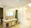 以马赛克砖铺陈卫浴空间，镜柜内有充足的收纳空间，左右两边为两间独立的卫浴设备，分别有淋浴及泡澡区。