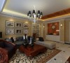 客厅采用米色组合沙发搭配咖色抱枕，突出温馨的气氛，流线型波纹茶几，绚丽的壁纸组合吊顶，一种宁静高雅的情怀油然而生。