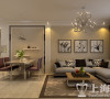 正商新蓝钻现代简约风格130平居室装修设计——沙发墙装修效果图，整个空间浅咖色的乳胶漆配合温暖的灯光氛围，温暖舒心。