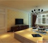 电视背景墙造型采用对称的形式来体现中式风格，现代华丽的吊灯与白色的沙发，又与之结合的那么完美，