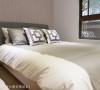 为让私领域尽展个人特色，以造型枕头结合壁纸主墙，演绎设计的亮点。