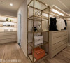 独立主卧更衣室，拥有大量的收纳空间，宛如精品专柜的设计，演绎现代时尚的空间主题。