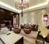 客厅的装修：这样的客厅设计让人舒服，白色为主色调，原木的背景墙，棕色的沙发，搭配淡紫色的灯饰与布艺品，整个空间看起来雅致舒适