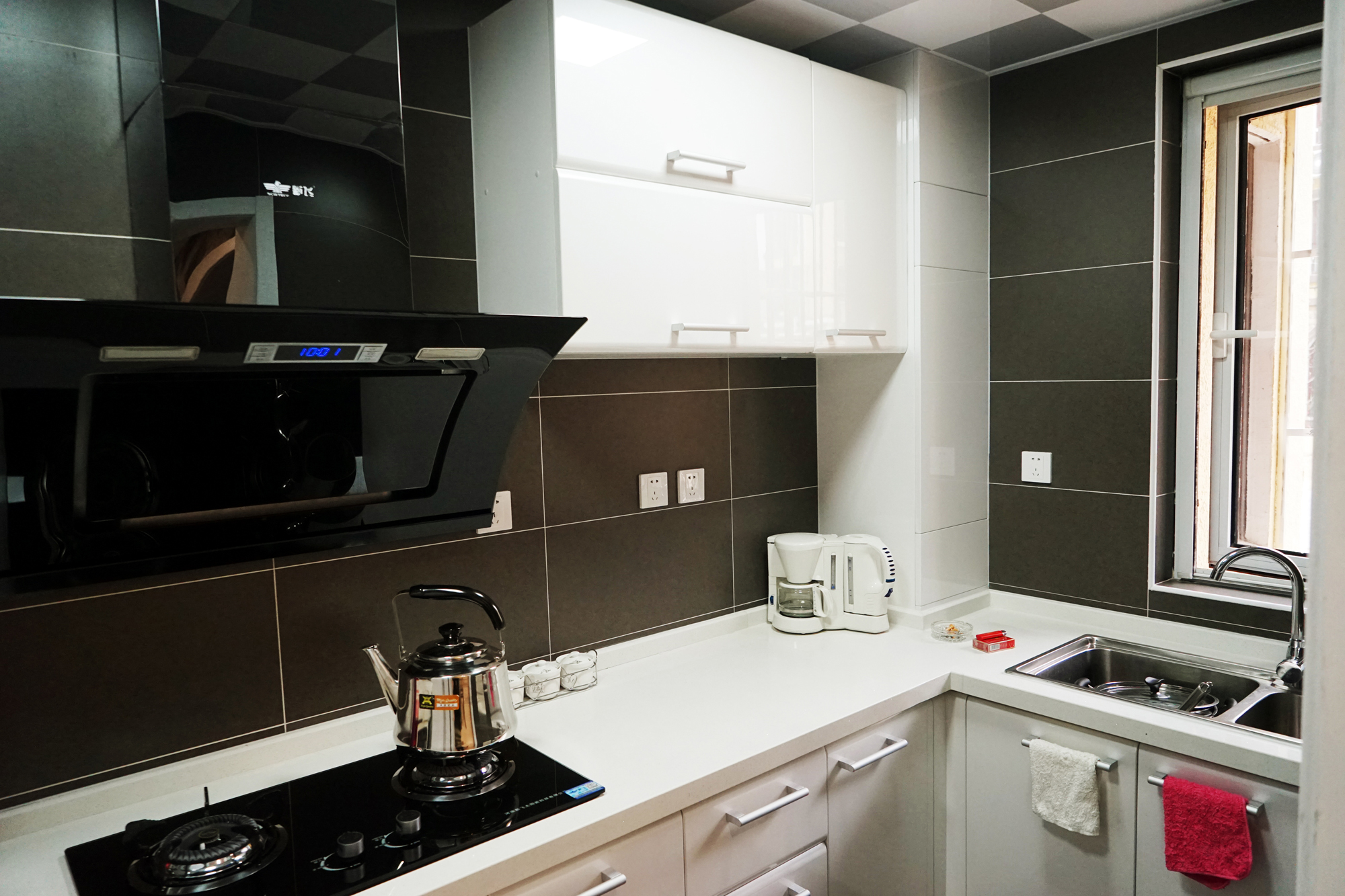 简约 现代 黑白灰 造型顶 吧台 厨房图片来自253886347在光之谷的分享