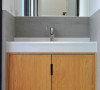 冯正兴设计师在洗手台下方订做浴柜，增强卫浴的收纳机能。
