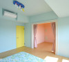 童趣的两间小孩房，由粉嫩黄色转为两种主题，水蓝清新、粉色甜美，中央仅以拉帘区隔，增加小朋友的互动。