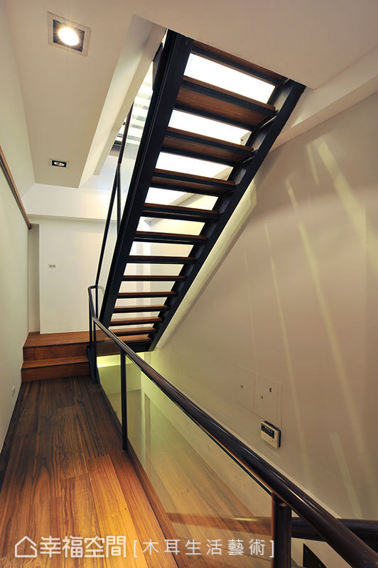 休闲 别墅 简约 空间利用 住办合一 楼梯图片来自幸福空间在294平与空间的即兴精采演出的分享