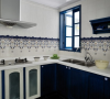 厨房的深蓝色小窗让整个白蓝空间完美统一。