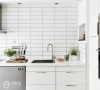 厨房功能区域划分明显，白色墙面显得干净整洁。