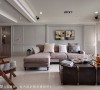 客厅的沙发背墙同样以简约线板做呈现，艺术画作的点缀发挥画龙点睛的效果。
