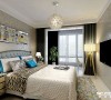 卧室的设计体现着现代美式风格浪漫，细节精致，色彩和谐，墙面用简单的线条加以装饰，既不显单调又不失美观。