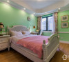 嫩绿色的墙面，粉白色的英伦风小床，给了儿童房不一样的梦幻美丽。