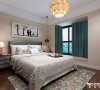 卧室的设计体现着现代美式风格浪漫，细节精致，色彩和谐，墙面用简单的线条加以装饰，既不显单调又不失美观。