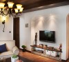 客厅装修：白色的空间，内嵌的弧型电视墙，搭配砖砌的电视柜，简约实用，采用了地中海风格的至美与现代简约的纯净