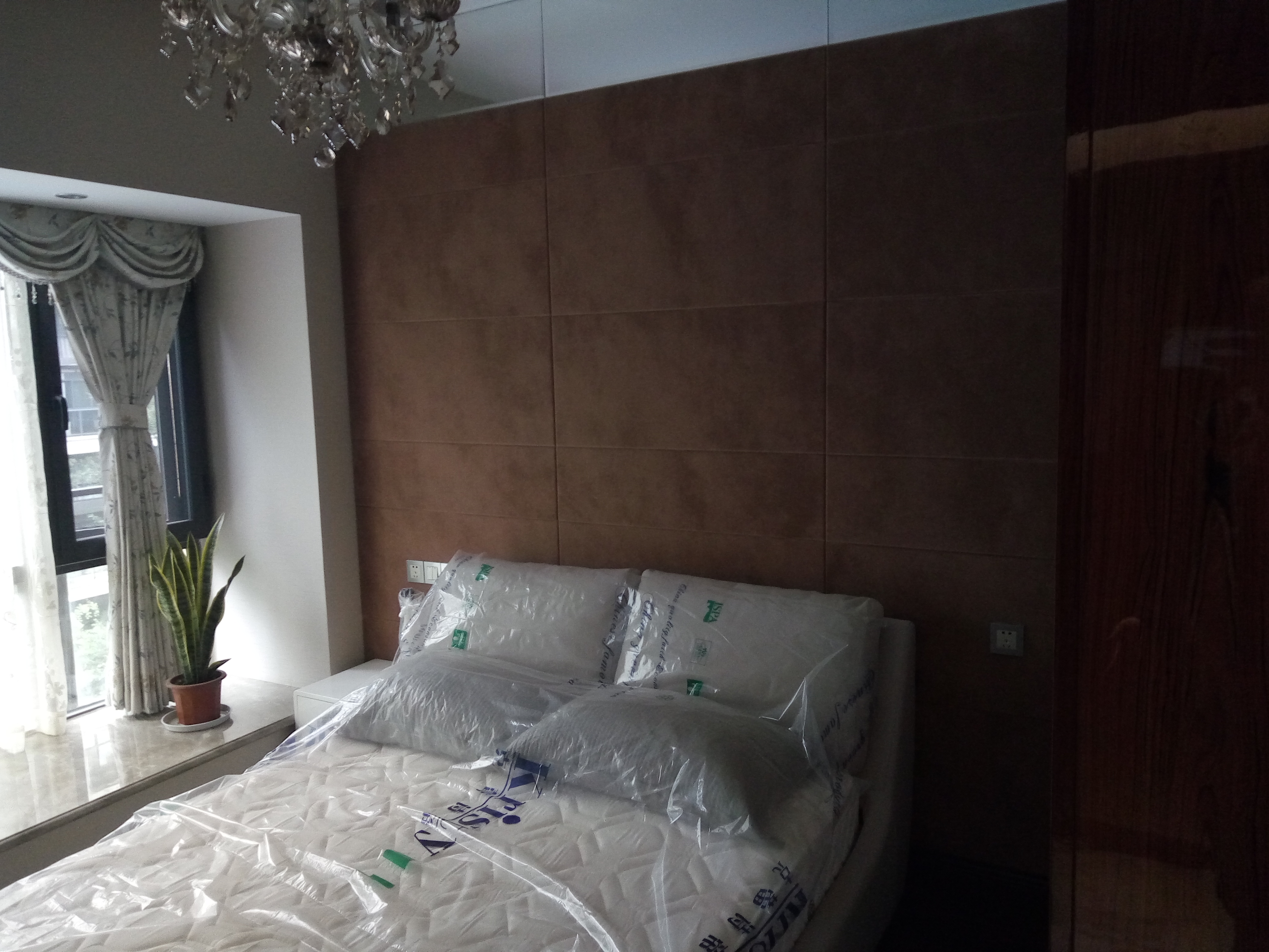 卧室图片来自成都尚层别墅装饰装修公司在美式深色系列的风格的分享
