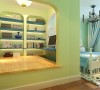 儿童房浅色系的家具与蓝色配饰的结合，打造地中海格调。