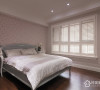 主卧空间透过清柔纹理的壁纸做為主墙表情，引申优雅的休憩氛围。
