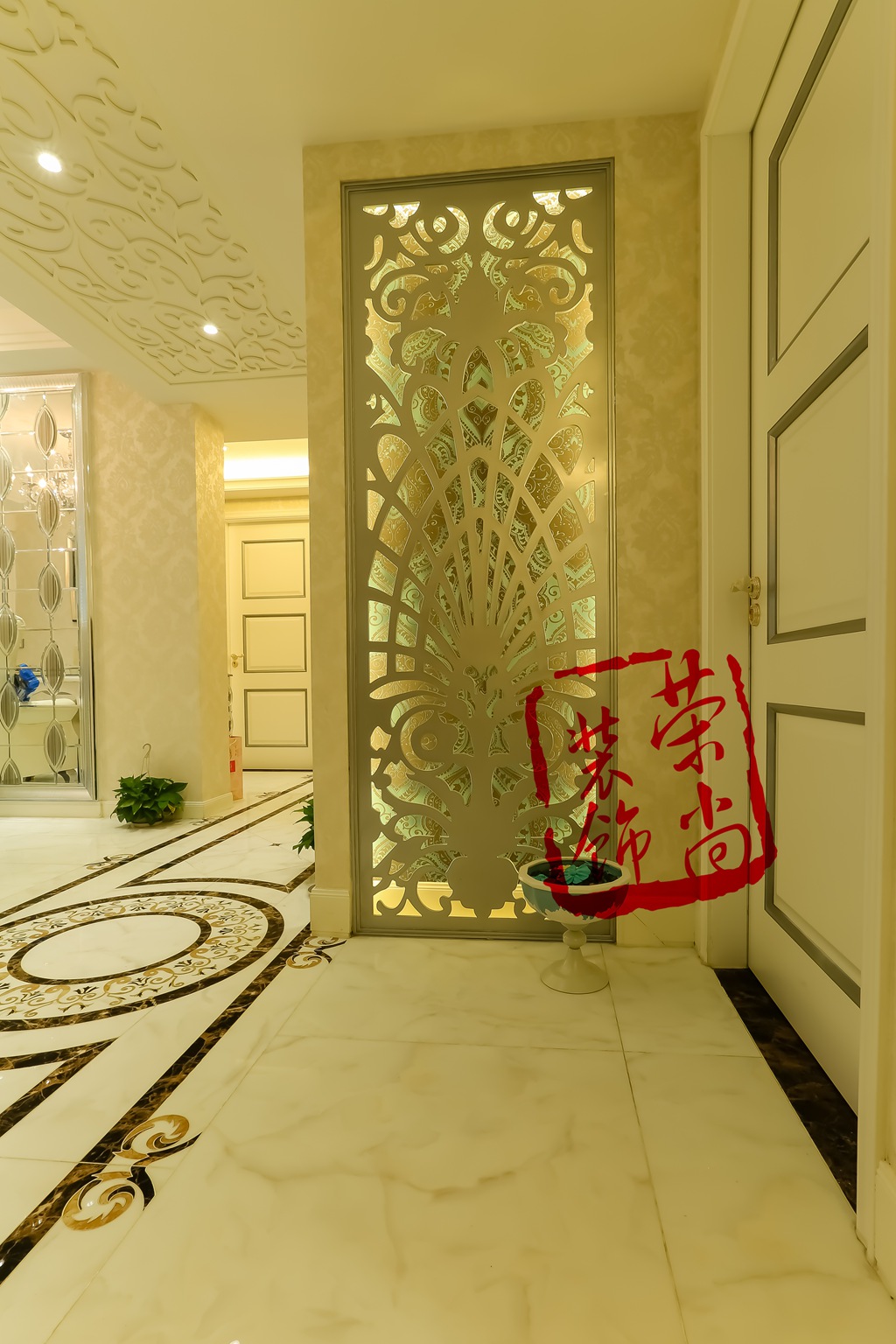 玄关图片来自上海荣尚建筑装饰在简约欧式，让公寓也能大气十足的分享