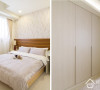 壁纸混搭木色的睡眠空间，床尾处的展示段落巧妙轻盈化柜体连续性铺陈產生压迫。