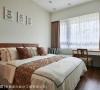 主卧室改以明亮清爽的色调做铺陈，营造纯粹无压的休憩感受。