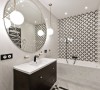 浴室装饰着象牙色大理石瓷砖与黑色的收纳柜搭配圆形的镜子和线条感极强的吊灯，优雅的环境给人一种放松身心的感觉。