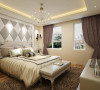 床头灰色及白色搭配的硬包既有层次感又精致，配上淡黄色的墙面特别精致。