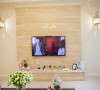 电视背景墙利用米黄洞石，既增加整体空间的协调，又利用两边的壁灯，增加了空间的跳跃感。