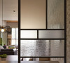 结合木纹玻璃、水纹玻璃、雾面清玻及雾面茶玻的质材，打造玄关处的玻璃屏风。