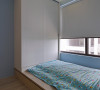 白、蓝色系为卧室的风格色彩，以木作架高地坪的方式，创造舒适的睡眠环境。