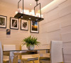 餐厅在硬装上利用直线纹理的墙纸延伸了背景墙的设计，做到连贯统一又有区别。