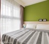 次卧室的主题色彩则选用清脆的草绿色做铺陈，形塑鲜明活泼的空间表情。