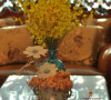 茶几摆放着一个蓝色的瓷花瓶，花瓶里明黄色的插花柔美地盛开，与周围的幽雅环境搭配得十分和谐。