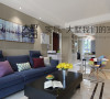 五颜六色的靠垫和布椅丰富了整个空间，让家里的气氛变得活泼许多。