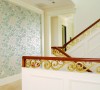楼梯间的楼梯扶手别具一格，铜与木质扶手相得益彰，充分体现出设计师的人文关怀与对细节品质的把控。