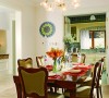 在淡雅的就餐环境里摆放栗色的意大利品牌餐桌椅，既古典又时尚，鲜花的味道自然也是生活中不可或缺的，散发出一天的好心情。