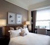 卧室的设计上，有舒适为主，简单的装修品，舒适的大床，享受清晨第一缕阳光