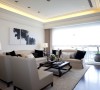 客厅的设计上沿用简约风格，简单 线条的白色沙发，搭配黑色的茶几，以及靠谱，经典的黑白色碰撞