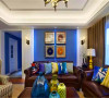 沙发背景墙用的蓝色乳胶漆，加上各种颜色的软装让原本沉稳的美式风格有了一些活泼的气质。