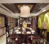 餐厅装修，把木质结构发挥到了极致，木质花纹的吊灯搭配水晶灯，别有一番风味，黄绿色的背景墙是空间色彩饱满鲜活