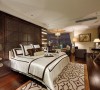 主卧室的设计完美的还原了古典的气息，精致雕刻的背景墙，原木色的床头柜，无不透露出一种淡雅