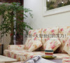 美式风格的客厅是宽敞而富有历史气息的，田园风格的沙发布艺有着十分舒适的触感。