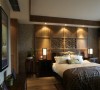 主卧空间充满了古朴韵味，床头背景墙在铺贴壁纸的基础上，使用了木板条的拼接和镂空雕花的内嵌，更具古典意味。